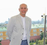 Cât de bogat este actorul și producătorul de film John Malkovich, care, în urma unui test AND, a aflat că este aproape pe jumătate româm